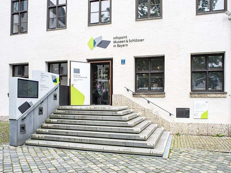 Eingang zum Infopoint mit acht Stufen, pyramidenförmig über Eck mit beidseitigem Handlauf