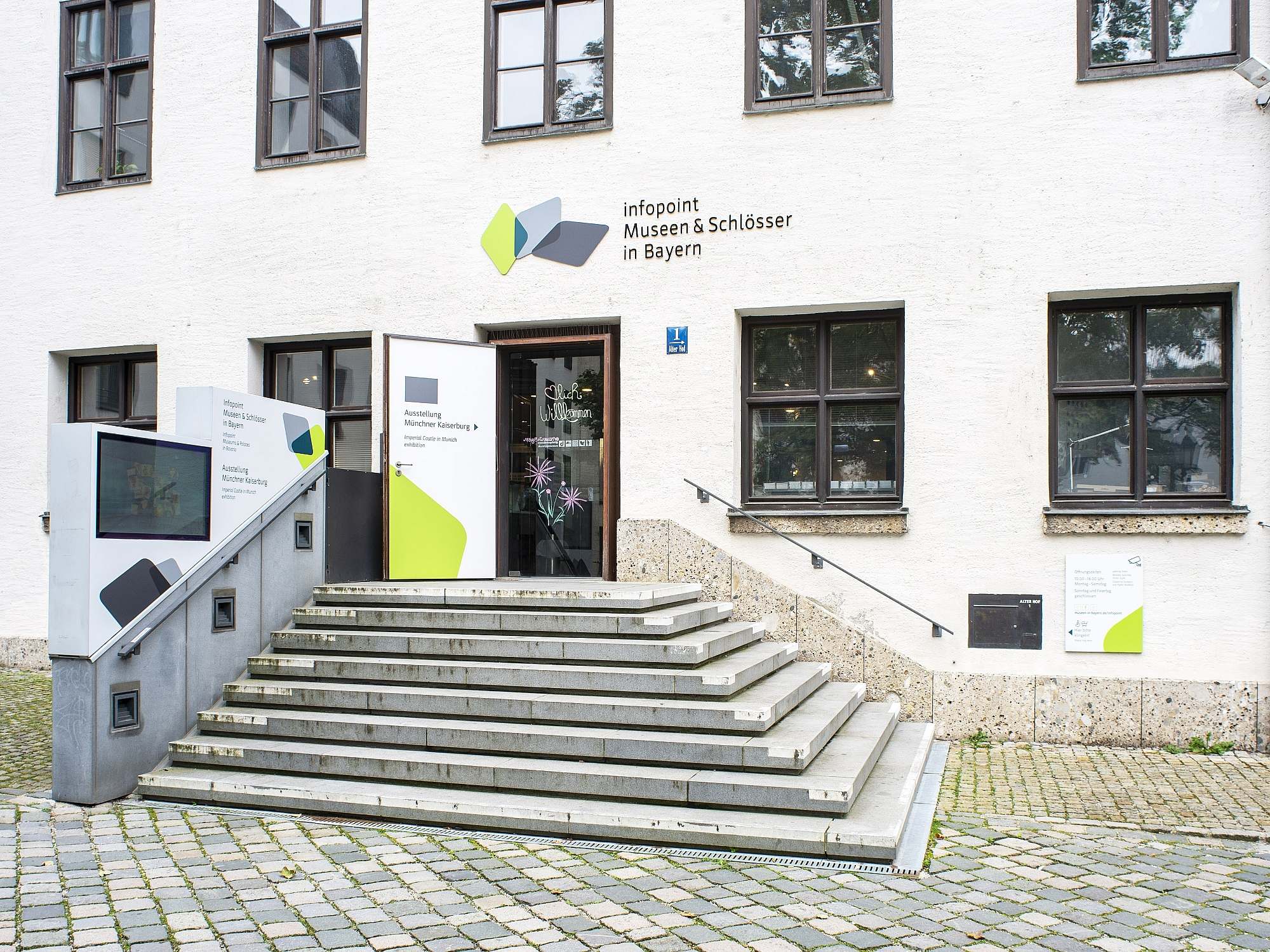 Eingang zum Infopoint mit acht Stufen, pyramidenförmig über Eck mit beidseitigem Handlauf