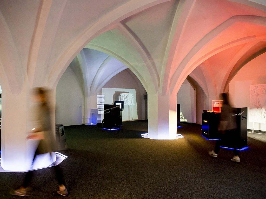 Exhibition room with column-supported vaulted ceiling