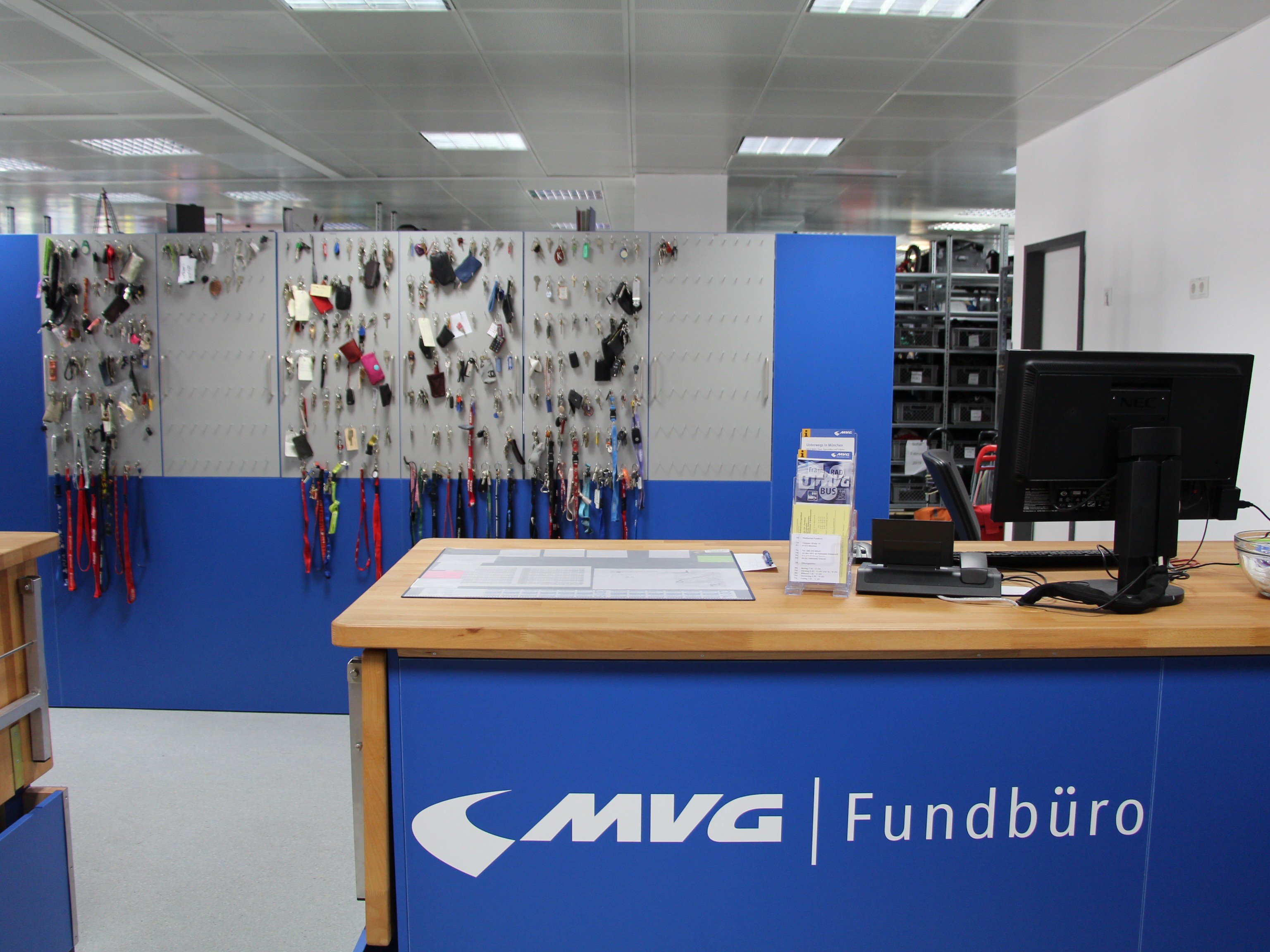 Tresen, Raumteiler mit Fundschlüsseln im Hintergrund