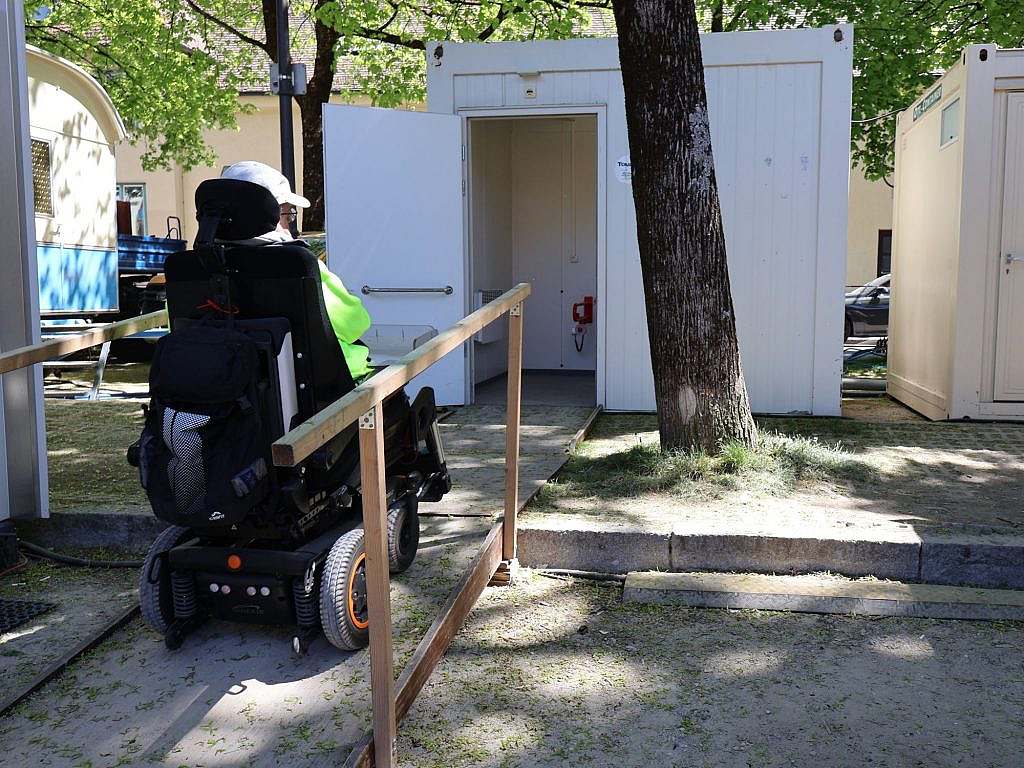 Holzrampe zur mobilen Behinderten-Toilette