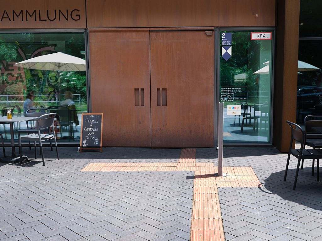 Zugangstüre mit Tasterpfosten im Leitlinien-Bereich