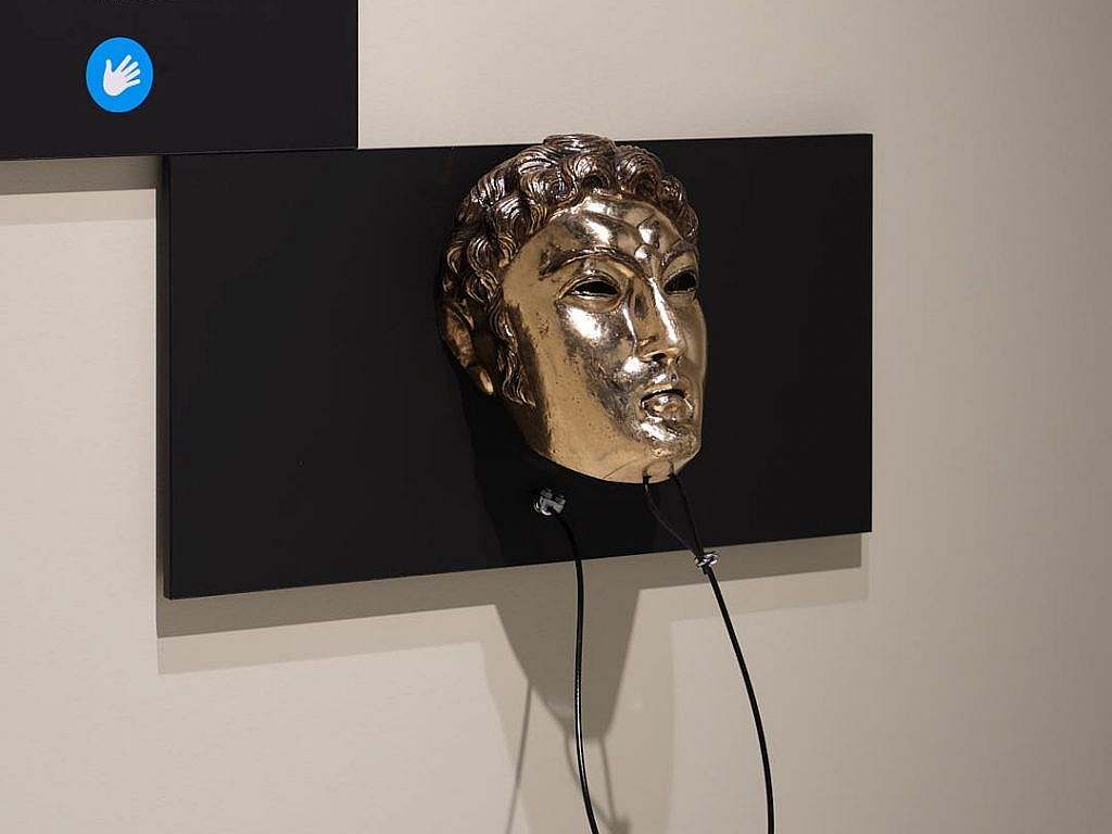 Goldfarbene Gesichtsmaske