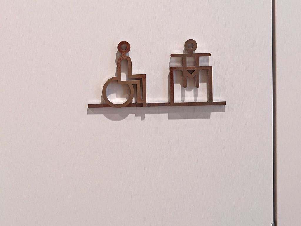 Reliefbeschilderung Behindertentoilette und Wickelraum