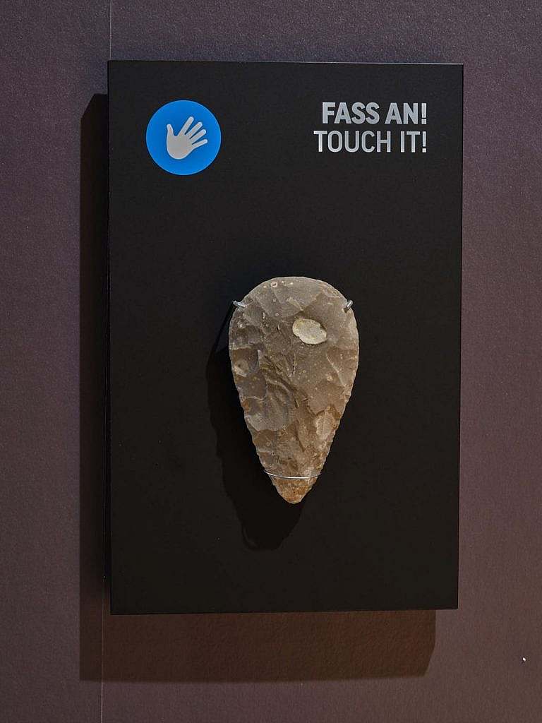 Ausstellungsstück mit der Aufforderung zum Anfassen