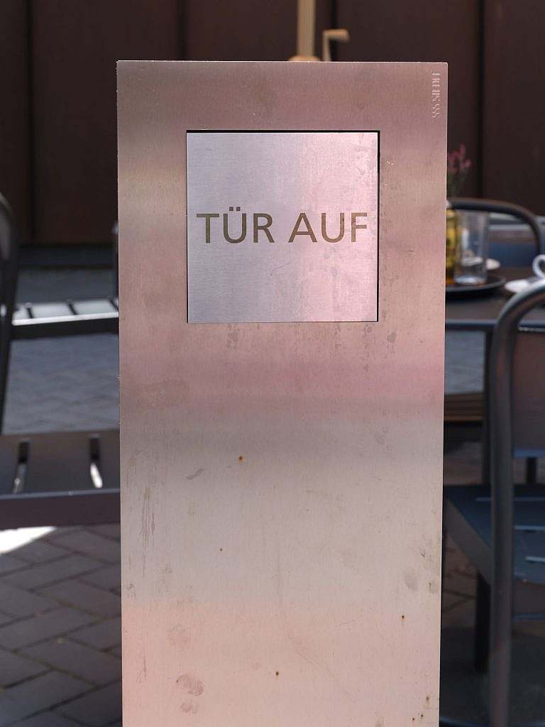 Taster mit Aufschrift "Tür auf"