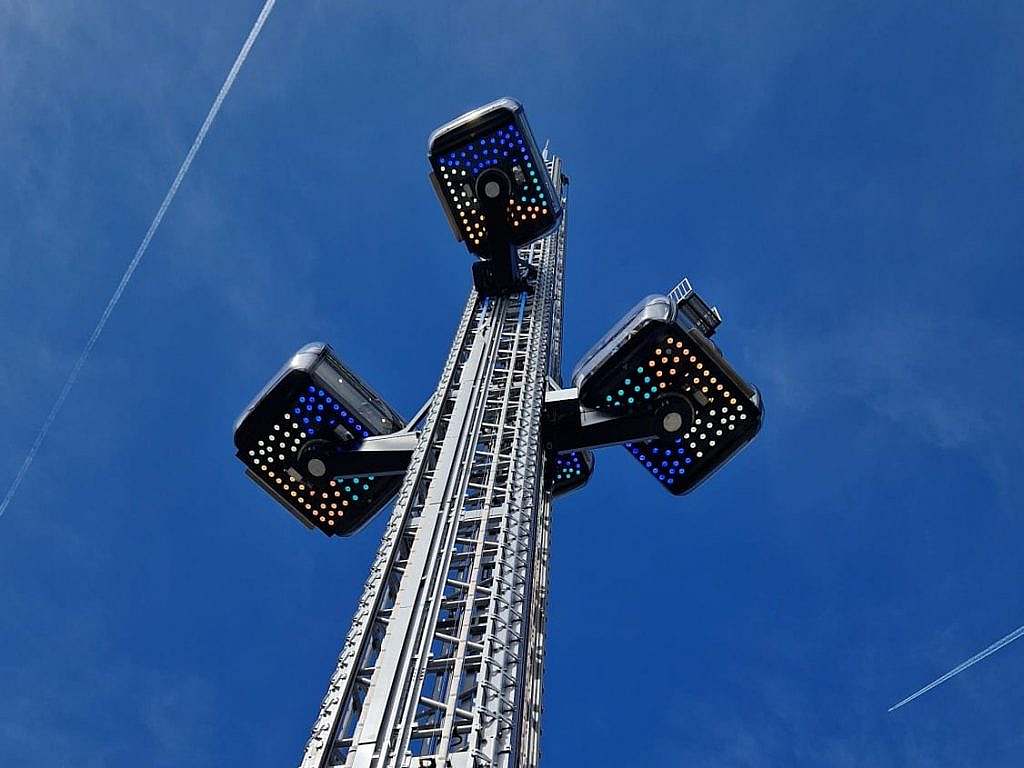 Liftkabinen von unten. Bunte Lichter in Feldern veranschaulichen die horizontale Drehbewegung.