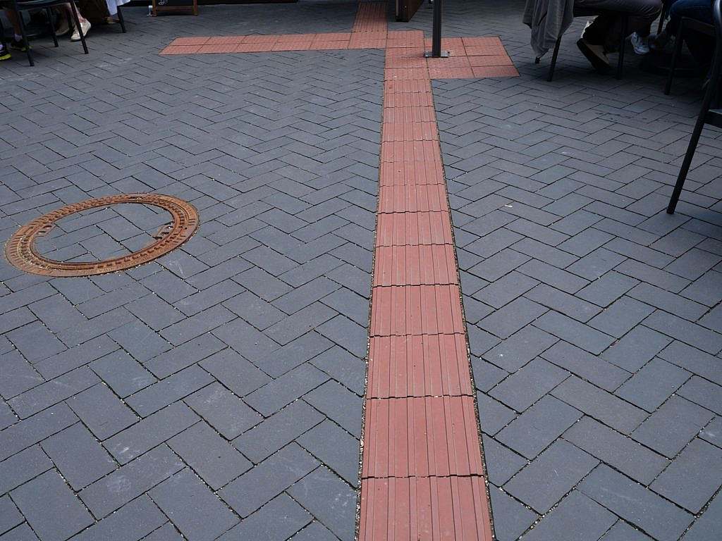 Guidance lines embedded in the paving in outdoor areas