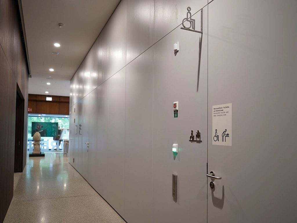 Hallway leading to the toilets